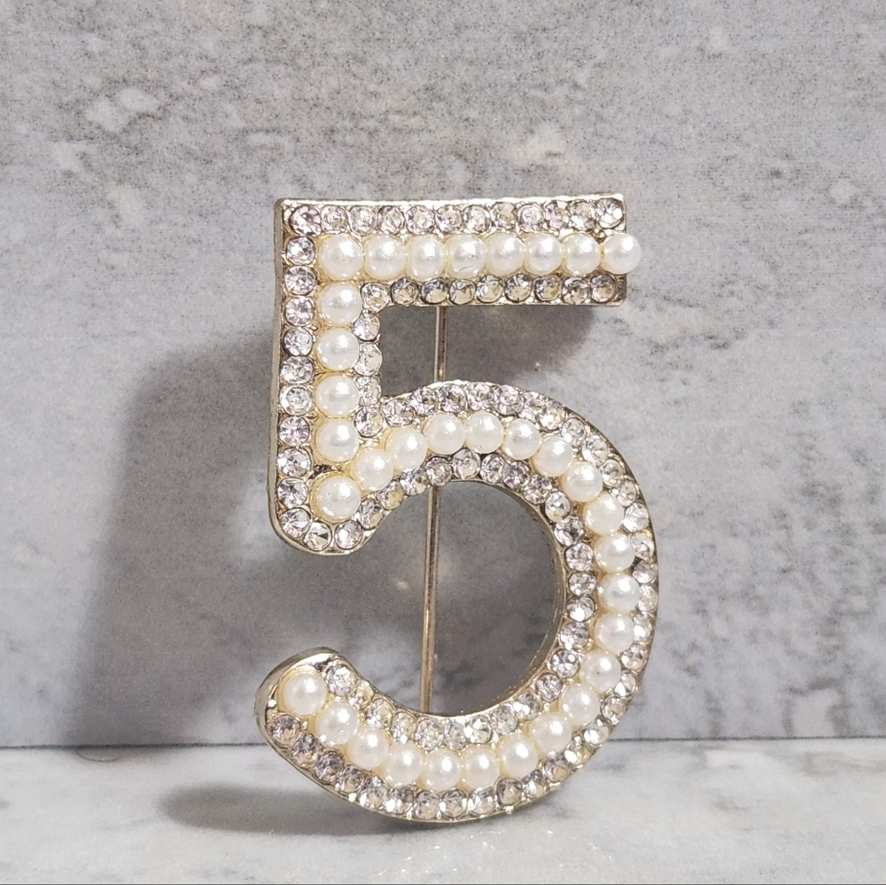 🆕️Elegant Gold Pearl and Rhinestone Number 5 Brooch✨️